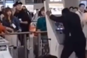 全く酔っぱらいは迷惑しかかけない。空港のセルフチェックインでブチ切れる酔っぱらい男。海外の反応