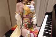 【悲報】YouTubeピアノ女子さん、布面積が少なくなってくるｗｗｗｗｗｗｗｗ