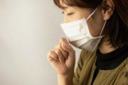 コロナ治ったけど咳がまだ酷い。医者には「後遺症だね、肺がやられてるから咳止め飲んでも意味ない。そのうち治るよ。」って言われたけど…