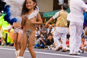 【金粉ショー？サンバ】女子小学生をこんな格好で踊らせていいんか？