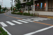 横断歩道で小学生が手を挙げて車を停めて遊んでいたので小学校に苦情を入れた。「児童を確認したい」と言うのでドラレコの映像を見せたら…