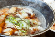 【戦争か】冷たいうどんを温かい肉汁でどうぞ　うどん大県、埼玉のＰＲに