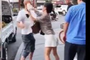 【中国】路上で女がいきなり男の頭にゴミを投げて攻撃　→男がキレて反撃