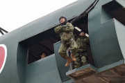 「防衛大臣・中谷、飛びます！レンジャー！」…陸自第1空挺団で令和7年降下訓練始め