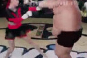 【動画】 「強さは体重が全て」を証明する対戦　60kgの女格闘家vs240kgの素人男