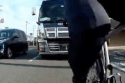 【大阪】体を張ってトラックの煽り運転を撮影する自転車乗りの動画が話題に。