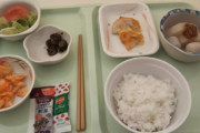 【画像】ワイ精神病院に入院中、食事が囚人並みだと話題に