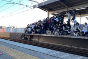 【大悲報】撮り鉄、またまたやらかす。駅のホームに大量の脚立、肩車も…