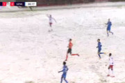 ◆悲報◆ベルギー1部ムスクロン×ゲンクの一戦雪かき間に合わずピッチ上真っ白…ボールがほぼ見えない