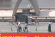 【動画】 原爆慰霊碑に何者かが侵入し碑文に貼り紙 「本日18:27吉浦にインセキ」 ⇒ テレビカメラが犯人の姿を捉えていた