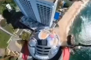 【動画】陽キャ、パラシュートでビルの屋上に着地してしまったためもう一回飛び降りてしまう