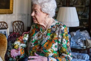 【画像】健康状態が心配されるエリザベス女王、両手が紫に変色　大丈夫かこれ・・・？