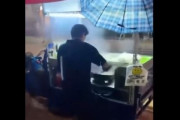 中国深圳、洪水の中でチャーハン屋台営業ｗｗｗ