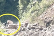【動画】なぜそこに。激しい落石から必死に逃げる歩行者が撮影される。