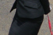 【画像】とんでもないOLさん、道端に出没する
