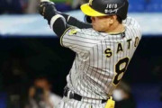【阪神】佐藤輝明９回に試合覆す逆転打　２死から２点適時二塁打、塁上では何度も胸をたたき喜ぶ