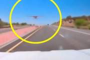 【動画】ハイウェイへ不時着しようとした飛行機と衝突しかけた車のドラレコ。