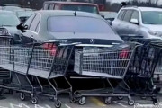 制裁DEATH！駐車場で横暴な停め方をしていたベンツに買い物客らがカートで包囲網