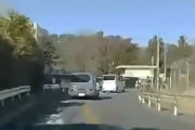 【動画】煽り運転マン、追い越そうとした瞬間に返り討ちに遭う