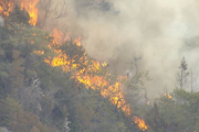 【悲報】海上自衛隊、爆破訓練中にうっかり山を燃やしてしまう