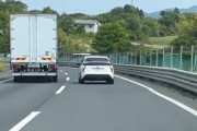 【動画】またもヤバい運転のプリウスが撮影される