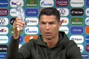 【悲報】クリスチアーノ・ロナウド、会見場に置いてあったスポンサーのコカコーラを押し退け水を掲げる