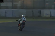 プロレーシングライダーさん「こいつバイクのレース中にバナナの皮仕掛けやがった！マジ危ない！」→ ティアオフシールド(捨てバイザー)いつ捨てるか問題が勃発