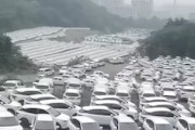 【動画】補助金目的か？中国で新車のEV車が大量に放置されているのがみつかる。