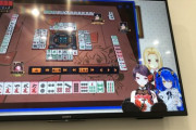 リーグ戦の控室にある大画面TVでVtuberを見る多井プロ