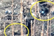 【軍事】なんと勇敢な。ウクライナの塹壕に一人で潜入したロシア兵の映像。