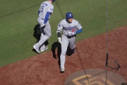 【動画】大谷翔平、敵ファン「ホームラン打てなくて草」煽らるも直後にホームラン、敵ファンとハイタッチ＆肩ポンポンｗｗｗ