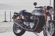 【画像】どちらのバイク買おうか迷ってるんだがオシャレすぎないか？