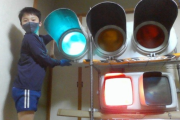 【画像】話題になった6万で信号機を落札した小がく生、独学プログラミングで点灯を成功させるｗｗｗｗｗｗ