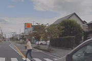 【動画】横断中に轢かれそうになった女さん、ビビりまくってしまうｗｗｗｗｗｗｗｗｗｗ