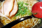 ラーメンにトマト1個まるごと入っててワロタ
