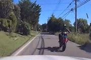 【動画】長野でキチガ◯バイクに遭遇してしまうドラレコ。これは逮捕やろ。
