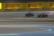 F1バーレーンGP：コース外から抜いた後フェルスタッペン「タイムペナルティの方が良かった」
