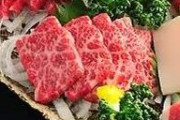 【画像】これ、焼肉用の肉じゃなくて「馬刺し」らしい・・・。肉を生で食べるのって美味いのかな・・・・・・・・・・・・・・