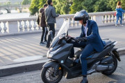 皆車で通勤しているのに一人だけバイクで通勤しているおじさんの正体
