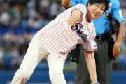 【動画】小池百合子、始球式で骨折