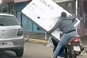 【動画】それは厳しい。バイクで65インチのテレビを持ち帰ろうとした男たちが（ノ∇`）