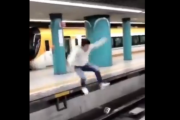 【悲報】奈良市職員の陽キャさん、駅のホームで走り幅跳びしてしまう