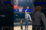 47歳ヴィンス・カーターはスーツ姿で楽々とダンクを決める
