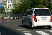 当たり前のように停止線超えて停車する車やバイクってなんなの？ｗ