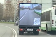 これは画期的！後続車のイライラを低減するナイスなトラックが目撃される。