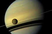 衛星タイタンは毎年11cmずつ土星から遠ざかっている…従来予想の100倍以上のペース！