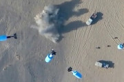 【動画】砂漠のドローン作戦。爆弾同時投下でサウジ軍を攻撃するイエメン武装部隊。