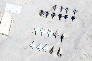 中国空軍、タクラマカン砂漠に米軍F22・F35に模した標的設置…在日米軍基地を想定か [7/5]