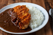 【悲報】カツカレーさん、「カツがスプーンで食べにくい」という欠点を克服できない･･･