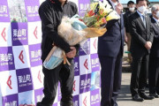 侍ジャパン栗山監督が栗山町役場に凱旋　ジャージーと長靴姿で軽トラ運転し登場「ただいま帰りました」